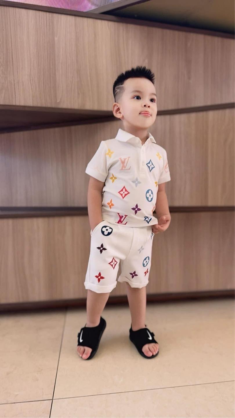 [🆕🇻🇳] Lotus Baby-Boutique 🧑‍🧒❤️️👶⭐️  Khi bé yêu không chỉ biết ăn, ngủ, chơi… mà còn biết “diễn sâu” với outfit chất hơn nước cất!
Bộ đồ này mà không gọi là “chất chơi người dơi” thì còn gọi , shares-0✔️ , likes-2❤️️ , date-2025-07-20 01:24:26🇻🇳🇻🇳🇻🇳📰🆕