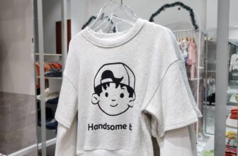 [🆕🇻🇳]  Thế Giới Bé – Chuyên Phân Phối Sỉ & Lẻ Thời Trang Trẻ Em 🧑‍🧒❤️️👶⭐️  Áo sweater trắng ngà nổi bật với hình in dễ thương cùng dòng chữ “Handsome”. Thiết kế cổ tròn và form dáng rộng rãi mang lại sự thoải mái cho những ngày c , shares-0✔️ , likes-2❤️️ , date-2025-07-16 18:00:56🇻🇳🇻🇳🇻🇳📰🆕