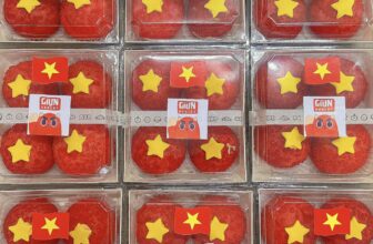 [🆕🇻🇳] Giựn Bakery – Tiệm bánh 🍔 Top1Food  🍜   𝐌𝐮̛̀𝐧𝐠 𝐤𝐲̉ 𝐧𝐢𝐞̣̂𝐦 𝟖𝟎 𝐧𝐚̆𝐦 𝐧𝐠𝐚̀𝐲 𝐐𝐮𝐨̂́𝐜 𝐊𝐡𝐚́𝐧𝐡 𝟐/𝟗Cùng Giựn Bakery hân hoan chung niềm vui
Set 4 bánh su giòn cờ đỏ sao vàng cùng với 2 loại nhân ” trà , shares-4✔️ , likes-29❤️️ , date-2025-08-19 04:54:49🇻🇳🇻🇳🇻🇳📰🆕