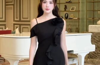 [🆕🇻🇳] G.A – Hà Nội 👕 Top1Fashion 👗  𝐌𝐨̣̂𝐭 𝐜𝐡𝐮́𝐭 𝐤𝐢𝐞̂𝐮 𝐤𝐲̀, 𝐦𝐨̣̂𝐭 𝐜𝐡𝐮́𝐭 𝐧𝐚̀𝐧𝐠 𝐭𝐡𝐨̛!
Chiếc váy Lorea đen lệch vai dáng A với điểm nhấn cánh hoa tơ mềm mại rũ xuống eo, vừa tinh tế vừa cuốn hút. , shares-0✔️ , likes-12❤️️ , date-2025-08-20 04:55:36🇻🇳🇻🇳🇻🇳📰🆕