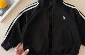 [🆕🇻🇳] Shop Mẹ Tôm – Chuyên Quần Áo Trẻ Em 🧑‍🧒❤️️👶⭐️ Mát trời em gom áo khoác  dày dặn cho bé yêu.
Các mẹ sắm sớm cho rẻ. Tối ra ngoài se lạnh là mặc được r.
#109kk_1áo
#mua_2_áo được tặng thêm 1 bộ #miễn , shares-30✔️ , likes-304❤️️ , date-2025-09-08 17:08:48🇻🇳🇻🇳🇻🇳📰🆕