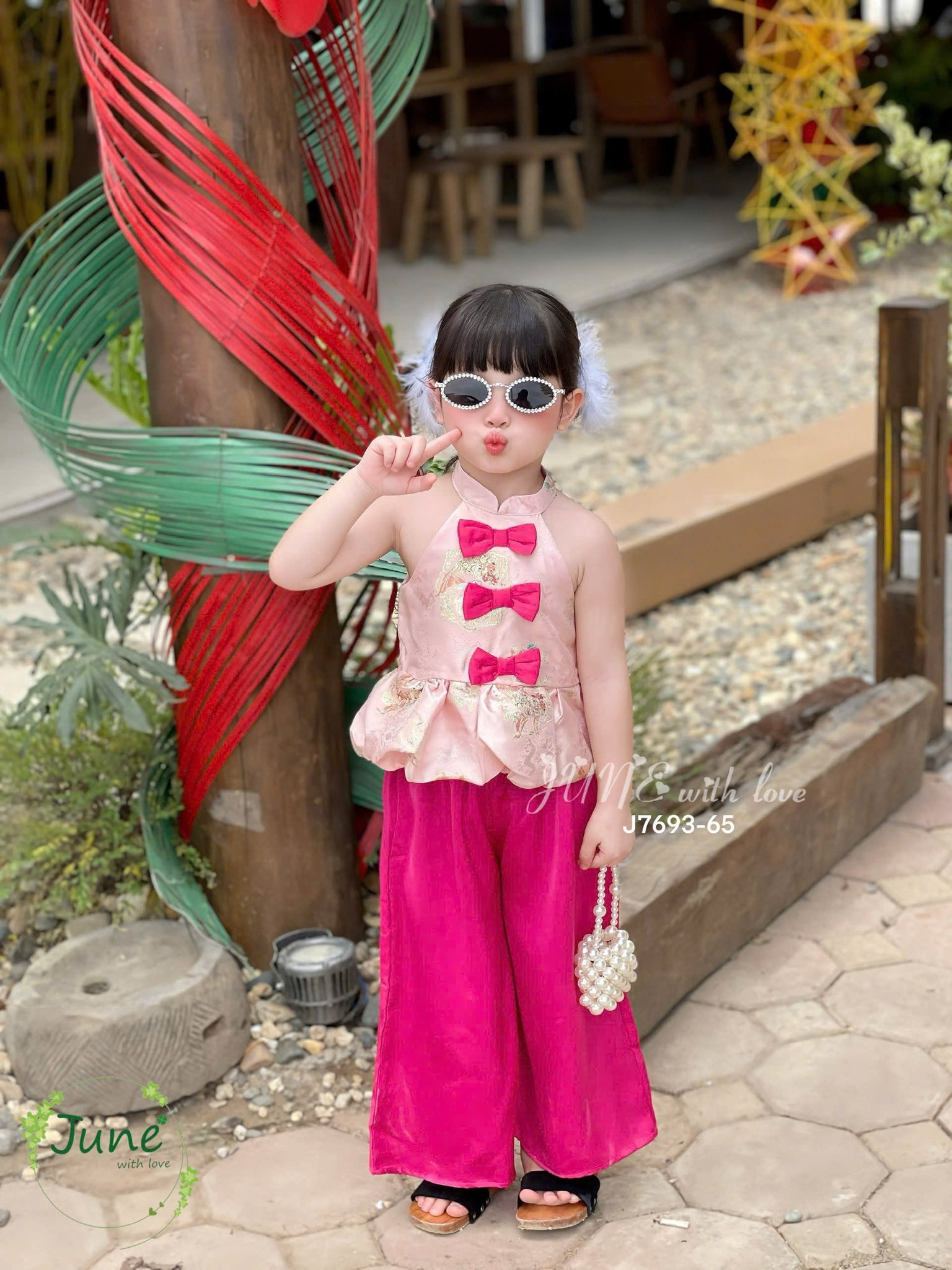 [🆕🇻🇳]  H&A Kids Store – Thế giới quần áo, đồ chơi cho bé 🧑‍🧒❤️️👶⭐️  Ô kìa…sao đáng yêu thế
Siêu phẩm dành cho mùa trung thu
Set Yếm cổ tàu đính nơ xinh xịn, phong cách vừa đáng yêu vừa “sang chảnh” quá nạ
– Chất liệu , shares-0✔️ , likes-4❤️️ , date-2025-09-12 13:47:33🇻🇳🇻🇳🇻🇳📰🆕