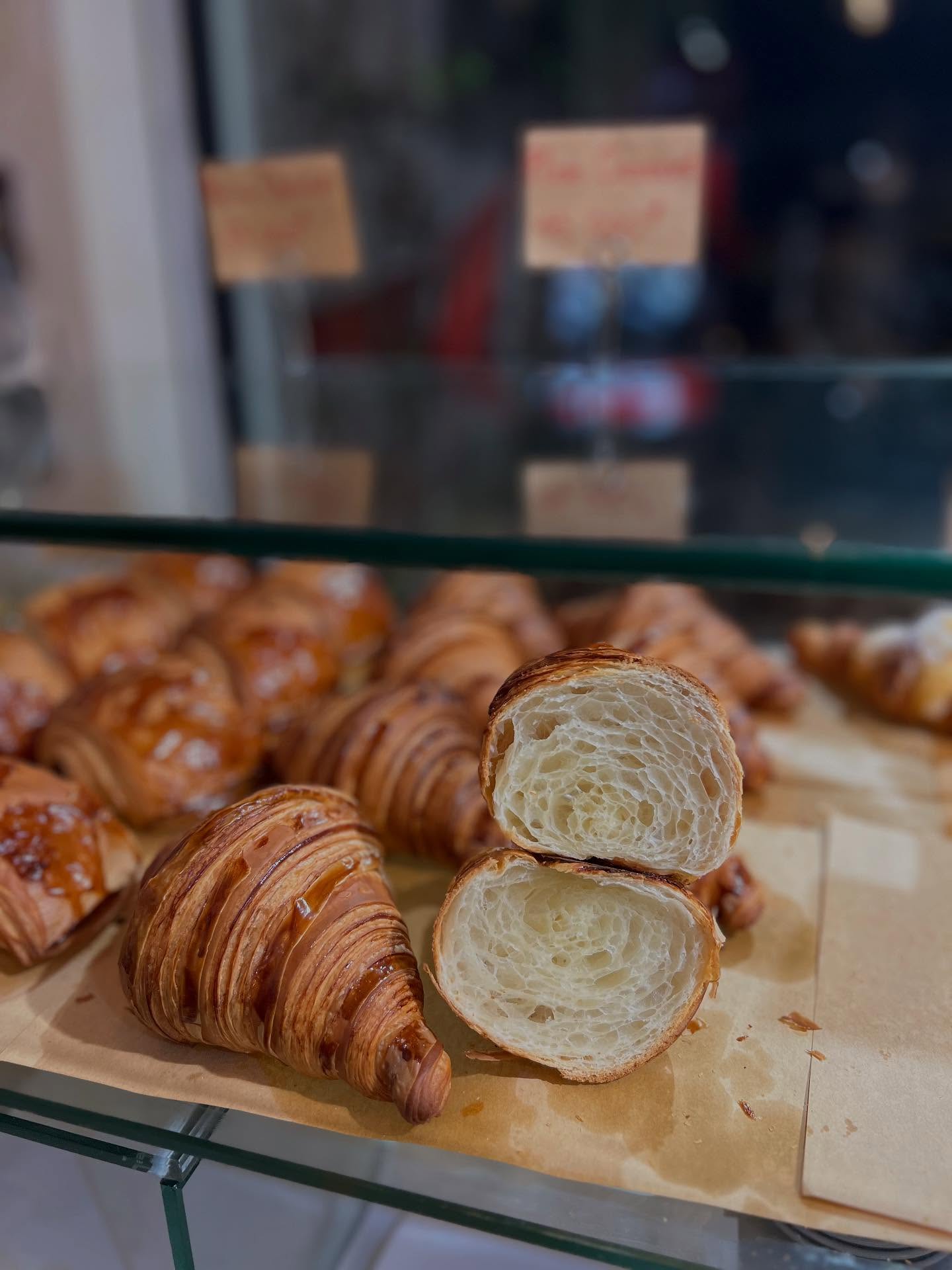 [☕️🇻🇳] GẤU Coffee – Bakery 🥤 Top1Coffee ☕️ Bánh #croissant vừa nướng tối xong, ngày nào lò nướng cũng bắt đầu từ 6h AM, liên tục 365day/năm không nghỉ, trung bình ~ 1h lại , shares-0✔️ , likes-51❤️️ , date-2025-09-17 04:14:04🇻🇳🇻🇳🇻🇳📰🆕