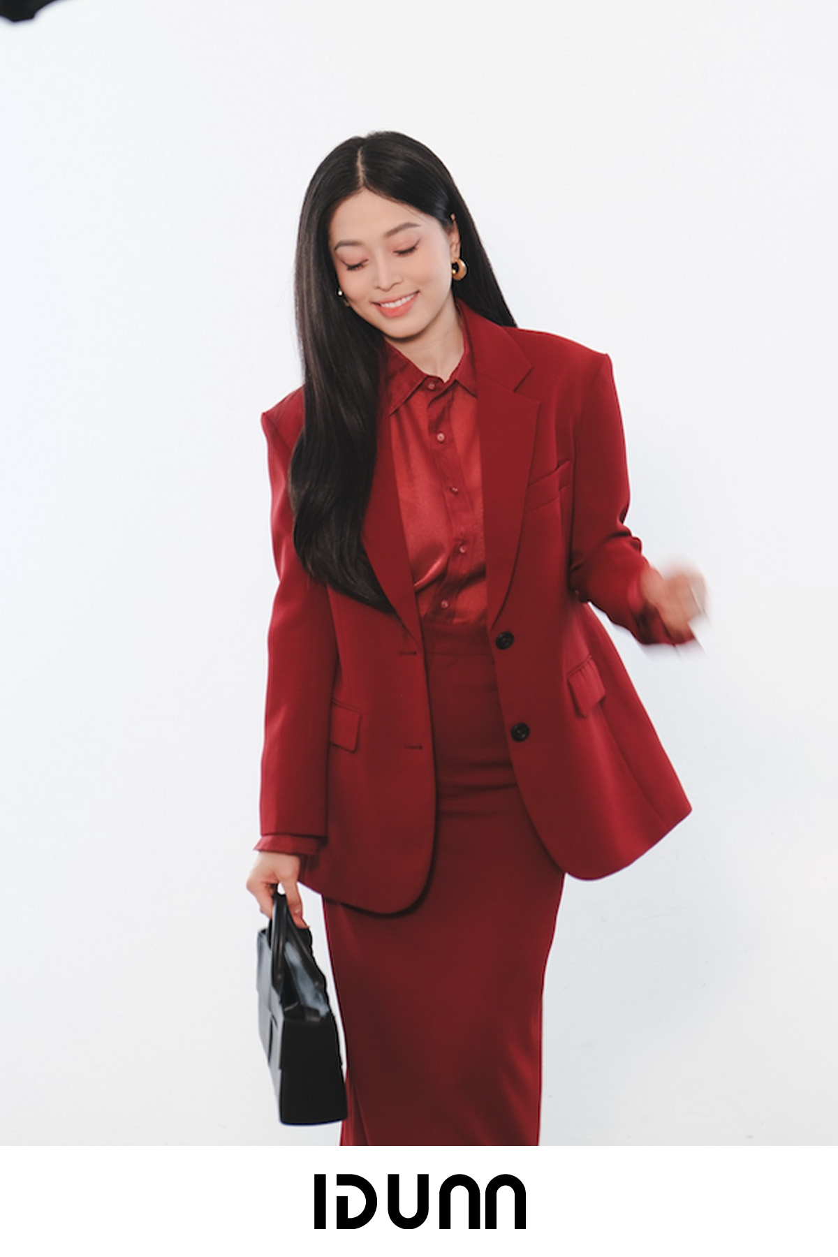 [🆕🇻🇳] IDUNN  Thiết kế & Thời trang 👕 Top1Fashion 👗  Trong sắc 𝐃𝐞𝐞𝐩 𝐑𝐞𝐝 – gam màu trending của mùa thu đông này, Á hậu Bùi Phương Nga lựa chọn bộ blazer kết hợp chân váy và sơ mi của Idunn.Một thiết kế mang , shares-2✔️ , likes-35❤️️ , date-2025-09-25 17:10:02🇻🇳🇻🇳🇻🇳📰🆕