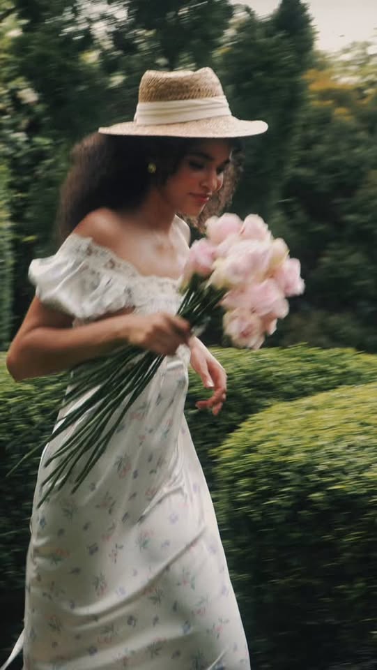 [🆕🇻🇳] The Country Boutiques 👕 Top1Fashion 👗  • LOOK 1 – 𝐒𝐢𝐦𝐨𝐧 𝐅𝐥𝐨𝐫𝐚𝐥𝐬 𝐍𝐢𝐠𝐡𝐭 𝐃𝐫𝐞𝐬𝐬 Part of the 𝐖𝐇𝐈𝐒𝐏𝐄𝐑𝐒 𝐎𝐅 𝐘𝐎𝐔𝐑𝐓𝐇 collection 2025• A square-neck, puff-sleeve night dress, woven in pastel floral silk, , shares-0✔️ , likes-2❤️️ , date-2025-09-26 02:37:46🇻🇳🇻🇳🇻🇳📰🆕