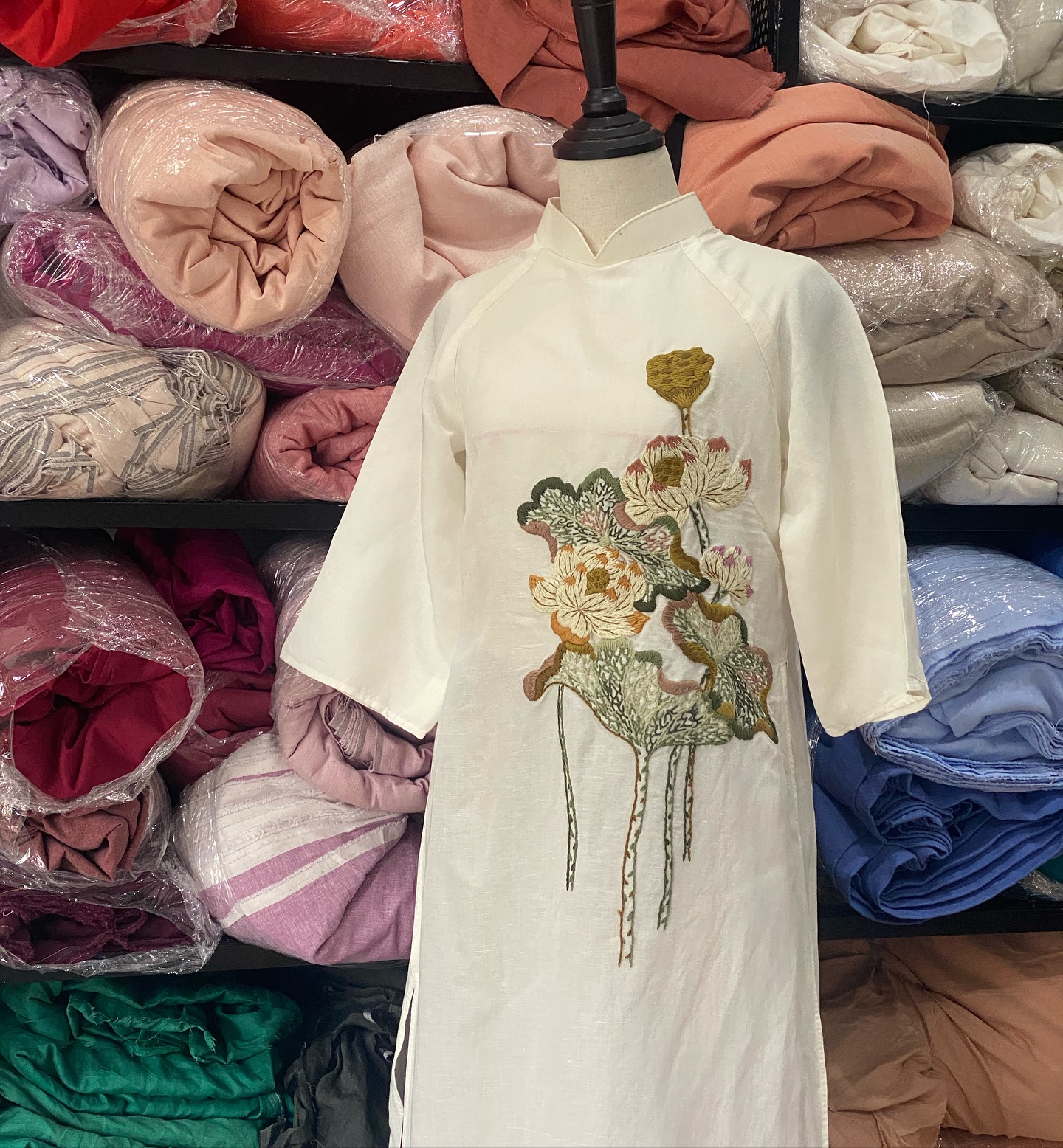 [🆕🇻🇳] Tiệm của Bông – Tiệm là nơi bán đồ linen và được thêu tay truyền thống 👕 Top1Fashion 👗   “Sen – loài hoa bước ra từ bùn đất nhưng luôn tỏa sáng với vẻ đẹp thanh cao. Trong từng nét chỉ thêu, Tiệm gửi gắm hình ảnh ấy như một lời thì thầm về ngư , shares-3✔️ , likes-3❤️️ , date-2025-09-26 16:01:48🇻🇳🇻🇳🇻🇳📰🆕