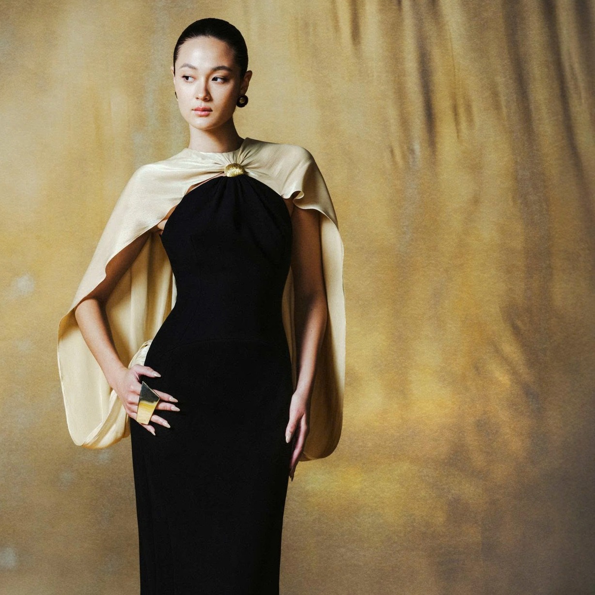 [🆕🇻🇳] JENNY K TRAN 👕 Top1Fashion 👗  GEORGIA DRESSGeorgia Dress ôm trọn đường nét cơ thể bằng sắc đen tinh giản, phía trên phủ lớp khăn organza ánh vàng. Sự đối lập giữa bóng tối và ánh sáng , shares-0✔️ , likes-16❤️️ , date-2025-09-26 03:30:08🇻🇳🇻🇳🇻🇳📰🆕