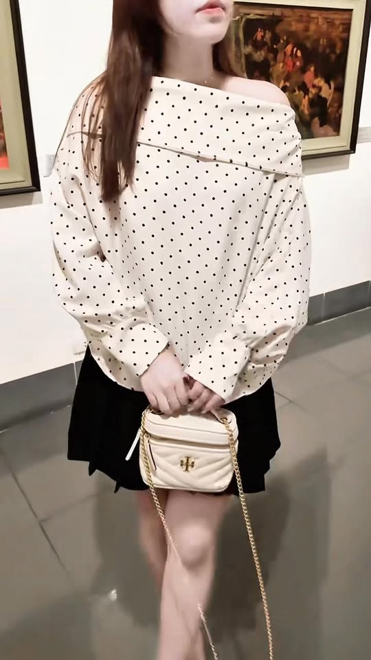 [🆕🇻🇳] Charmy ‘s House – Cửa hàng quần áo nữ  👕 Top1Fashion 👗  Deal hời #269k/c áo chấm bi rất đẹp tôn da trẻ xinh
Áo mặc được trễ vai, cổ thuyền, cổ lệch đều đẹp
Chất dày dặn ko nhăn
Link mua em Trang để dưới cmt , shares-0✔️ , likes-3❤️️ , date-2025-09-27 22:31:44🇻🇳🇻🇳🇻🇳📰🆕