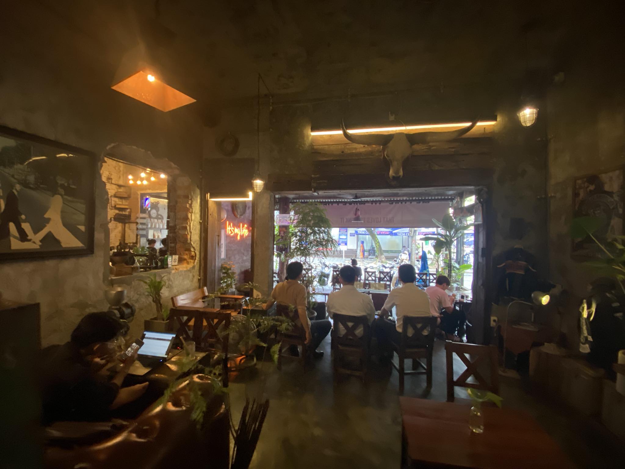 [☕️🇻🇳] Root Coffee Roastery 🥤 Top1Coffee ☕️ Không khí nhẹ nhàng bình yên tại Root, nếu bạn không ngại cơn mưa nhỏ ngoài kia có thể ghé với bọn mình cùng nghe vài bài nhạc t , shares-1✔️ , likes-3❤️️ , date-2025-09-26 21:28:02🇻🇳🇻🇳🇻🇳📰🆕