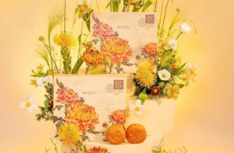 [🆕🇻🇳] Brodard 1948 – Hơn 70 năm cống hiến cho Sài Gòn những món bánh Pháp thơm ngon 🍔 Top1Food  🍜  Hộp 4 bánh Trung Thu Brodard “Hoa Cúc Rực Rỡ ”Thiết kế sang trọng với điểm nhấn hoa cúc đại đóa, gợi lời chúc may mắn và tài lộc cho mùa đoàn viên.Hộ , shares-1✔️ , likes-9❤️️ , date-2025-09-30 21:53:22🇻🇳🇻🇳🇻🇳📰🆕