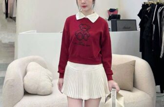 [🆕🇻🇳] KHÁNH NGÂN Boutique-Chuyên sỉ, lẻ đồ QCCC, Thiết kế CC, VNXK 👕 Top1Fashion 👗   ÁO NỈ THÊU GẤU PHỐI CỔChất nỉ đẹp , ấm , mầu đỏ đô cực cuốn hút !
Hình in sắc nét , phối cổ trẻ trung, có khóa sau dễ mặc , bo đồng mầu xịn xò đẳng cấp , shares-0✔️ , likes-1❤️️ , date-2025-09-27 22:23:30🇻🇳🇻🇳🇻🇳📰🆕