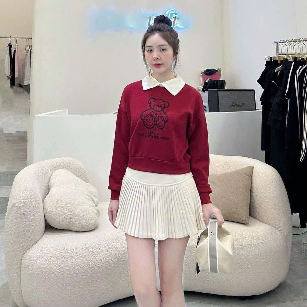 [🆕🇻🇳] KHÁNH NGÂN Boutique-Chuyên sỉ, lẻ đồ QCCC, Thiết kế CC, VNXK 👕 Top1Fashion 👗   ÁO NỈ THÊU GẤU PHỐI CỔChất nỉ đẹp , ấm , mầu đỏ đô cực cuốn hút !
Hình in sắc nét , phối cổ trẻ trung, có khóa sau dễ mặc , bo đồng mầu xịn xò đẳng cấp , shares-0✔️ , likes-1❤️️ , date-2025-09-27 22:23:30🇻🇳🇻🇳🇻🇳📰🆕