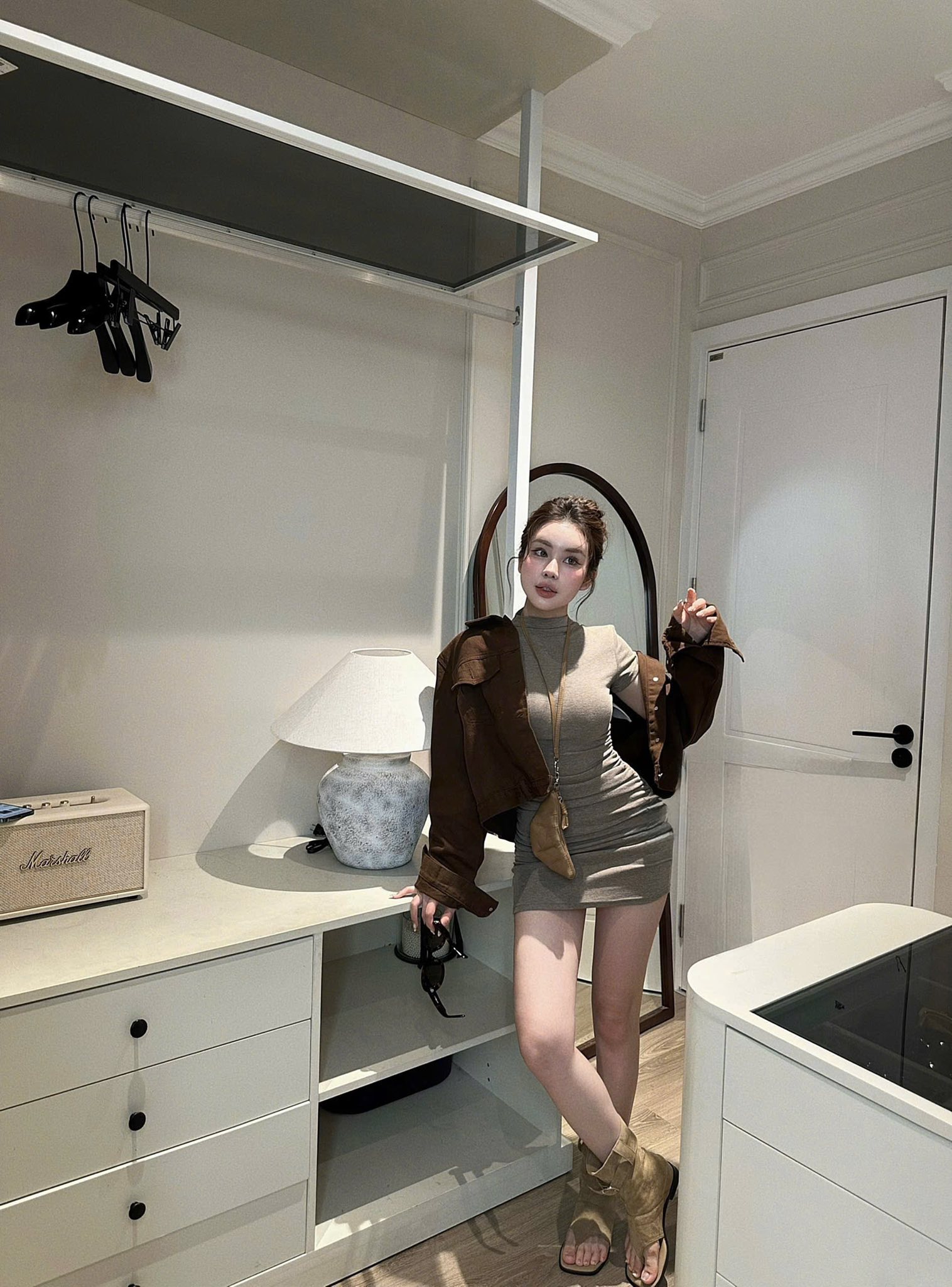 [🆕🇻🇳] THẢO LÊ Boutique 👕 Top1Fashion 👗  Em cứ nghỉ 1m53 như e làm sao mặc đẹp. Ai ngờ mặc lên đẹp ko tưởng, đã vậy che khuyết điểm đỉnh luôn.
S eo68— M eo 72— L eo 76.
Đc cái hàng cao cấp nhưng , shares-0✔️ , likes-418❤️️ , date-2025-10-02 23:29:27🇻🇳🇻🇳🇻🇳📰🆕