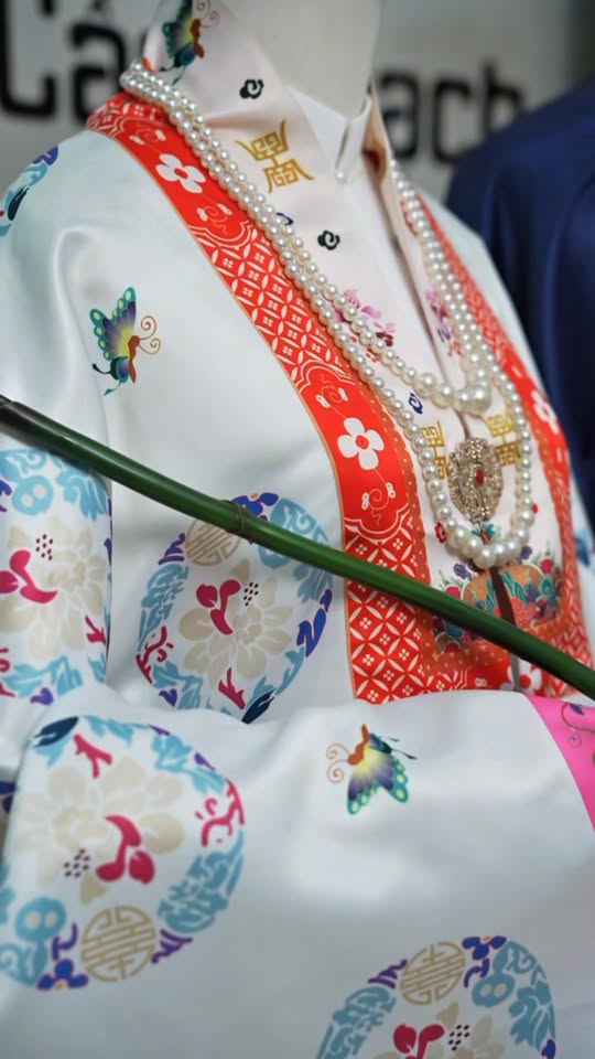 [🆕🇻🇳] Tiệm Nhà Bông Cho Thuê Đồ 👕 Top1Fashion 👗  Couple Nhật Bình – vừa truyền thống, vừa tình tứ. Hiện 1 cặp Việt Phục bên e tui 𝗰𝗼́ 𝗴𝗶𝗮́ 𝗰𝗵𝗶̉ 𝘁𝘂̛̀ 𝟱𝗫𝗫 thoi đó mấy bà. Có ai mê việt Phục giống tui thì ib , shares-0✔️ , likes-0❤️️ , date-2025-09-30 20:06:20🇻🇳🇻🇳🇻🇳📰🆕