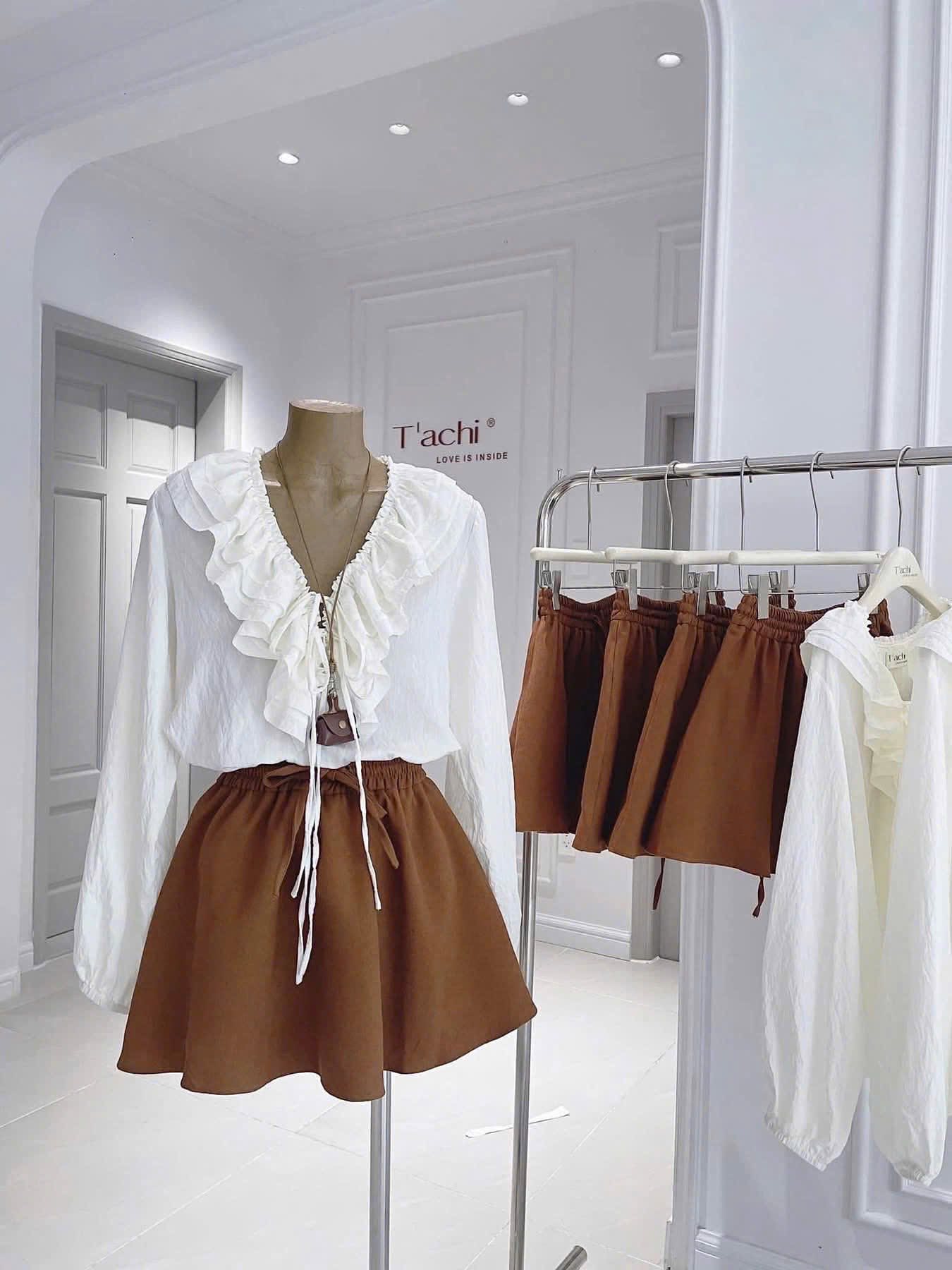 [🆕🇻🇳] THẢO LÊ Boutique 👕 Top1Fashion 👗  Em cứ nghỉ 1m53 như e làm sao mặc đẹp. Ai ngờ mặc lên đẹp ko tưởng, đã vậy che khuyết điểm đỉnh luôn.
S eo68— M eo 72— L eo 76.
Đc cái hàng cao cấp nhưng , shares-0✔️ , likes-418❤️️ , date-2025-10-02 23:29:27🇻🇳🇻🇳🇻🇳📰🆕