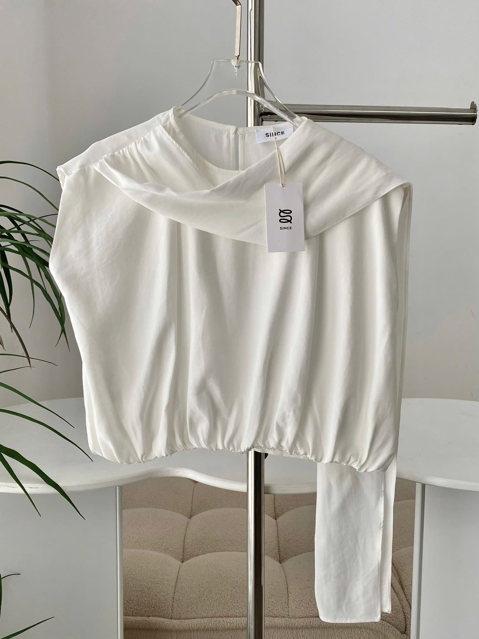 [🆕🇻🇳] Kami Clothing 👕 Top1Fashion 👗  Một chút lạ sẽ làm outfit nàng thêm cuốn hút!
Áo trắng choàng vai thiết kế độc đáo, dáng ngắn bo eo nhẹ. Chất vải tơ mềm mịn, lên form cực sang.
Mix cùng q , shares-0✔️ , likes-3❤️️ , date-2025-10-02 15:32:53🇻🇳🇻🇳🇻🇳📰🆕