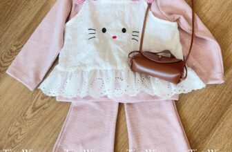 [🆕🇻🇳] TinyDesign- Chuyên hàng thiết kế mẹ và bé 🧑‍🧒❤️️👶⭐️  Set đồ bé gái dễ thương
Áo thun hồng dài tay phối áo yếm ren trắng thêu mặt mèo xinh xắn.
Trang trí thêm 2 nơ caro đỏ trên vai tạo điểm nhấn đáng yêu.
, shares-0✔️ , likes-1❤️️ , date-2025-10-04 21:53:40🇻🇳🇻🇳🇻🇳📰🆕