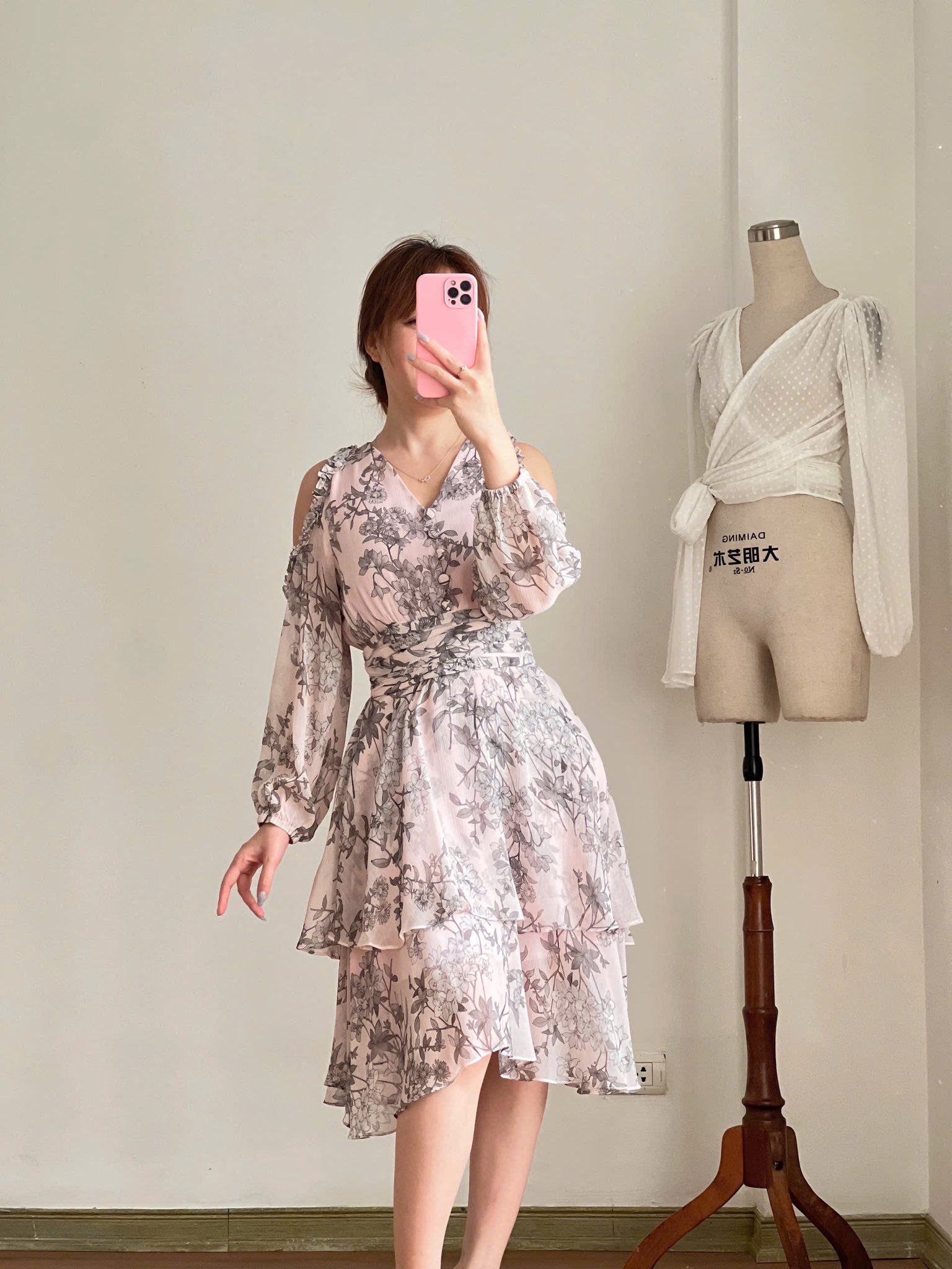 [🆕🇻🇳] Room 22 Studio – thương hiệu thời trang thiết kế cao cấp dành cho những người phụ nữ hiện đại 👕 Top1Fashion 👗   𝐌ặ𝐜 𝐯𝐚́𝐲 𝐡𝐨𝐚 𝐬𝐚𝐨 𝐜𝐡𝐨 𝐱𝐢𝐧𝐡 𝐦𝐚̀ 𝐯ẫ𝐧 𝐭𝐡ậ𝐭 𝐡𝐢ệ𝐧 đạ𝐢?Váy hoa luôn là biểu tượng của sự nữ tính – và khi nàng chọn những gam màu tinh tế như hồng phấn, trắng , shares-0✔️ , likes-2❤️️ , date-2025-10-05 23:12:05🇻🇳🇻🇳🇻🇳📰🆕