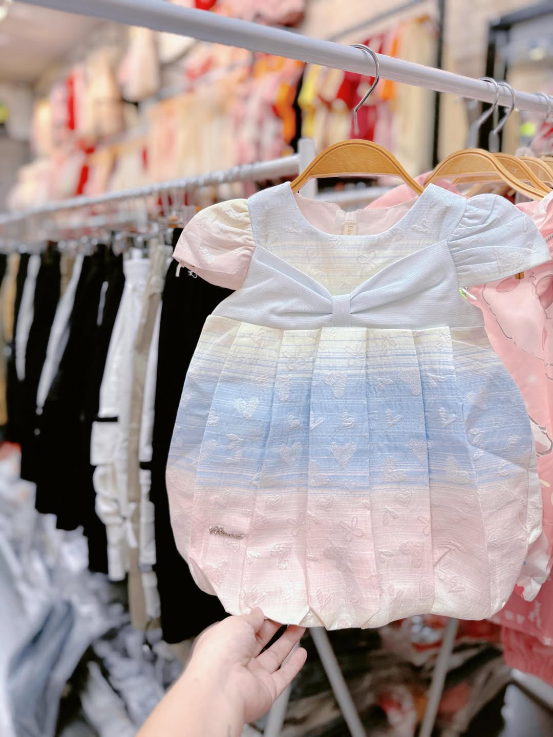 [🆕🇻🇳]  ANGEL shop – Anpico – giày dép cao cấp cho bé gái 🧑‍🧒❤️️👶⭐️ Cả bộ thể thao dày ấm mà chỉ có 3xx / set
Ib e chốt đơn a, vì set này quá rẻ luôn
Sz 110-170cm
(16-57kg)
, shares-0✔️ , likes-0❤️️ , date-2025-10-04 04:11:40🇻🇳🇻🇳🇻🇳📰🆕