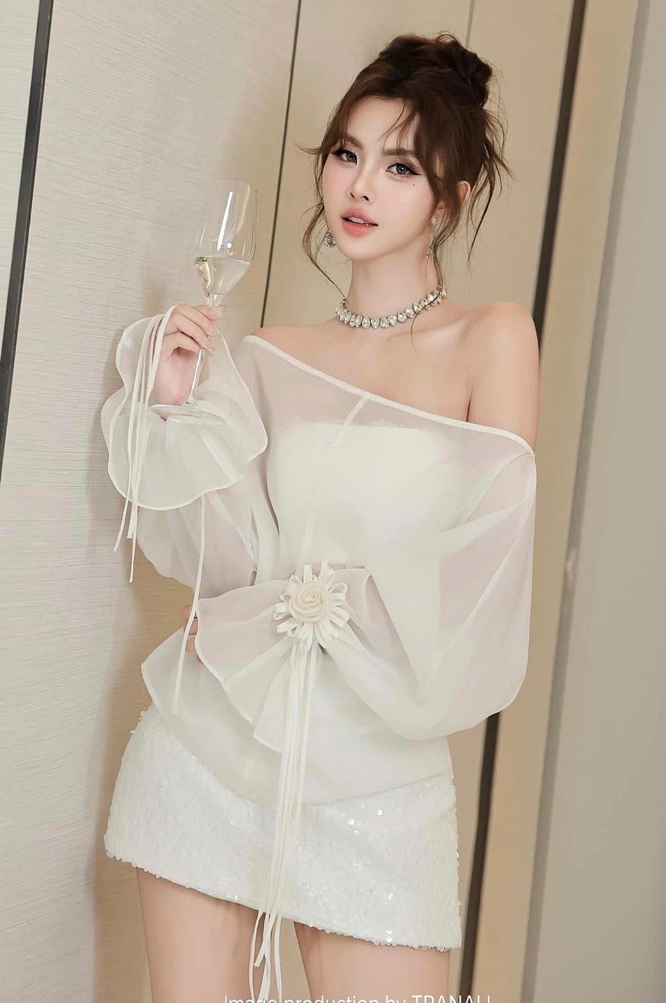 [🆕🇻🇳] CHU BY CHU – BASIC OUTFIT IDEA🖤  👕 Top1Fashion 👗  𝐵𝑙𝑜𝑜𝑚 𝑤𝑖𝑡ℎ 𝑐𝑜𝑛𝑓𝑖𝑑𝑒𝑛𝑐𝑒. 𝑆ℎ𝑖𝑛𝑒 𝑤𝑖𝑡ℎ 𝑒𝑙𝑒𝑔𝑎𝑛𝑐𝑒.Nữ tính, thanh lịch nhưng vẫn cuốn hút đầy mê hoặc. Áo trễ vai chất xô ánh phối ren nổi, đi kèm bra xốp đắp r , shares-0✔️ , likes-2❤️️ , date-2025-10-05 19:00:58🇻🇳🇻🇳🇻🇳📰🆕