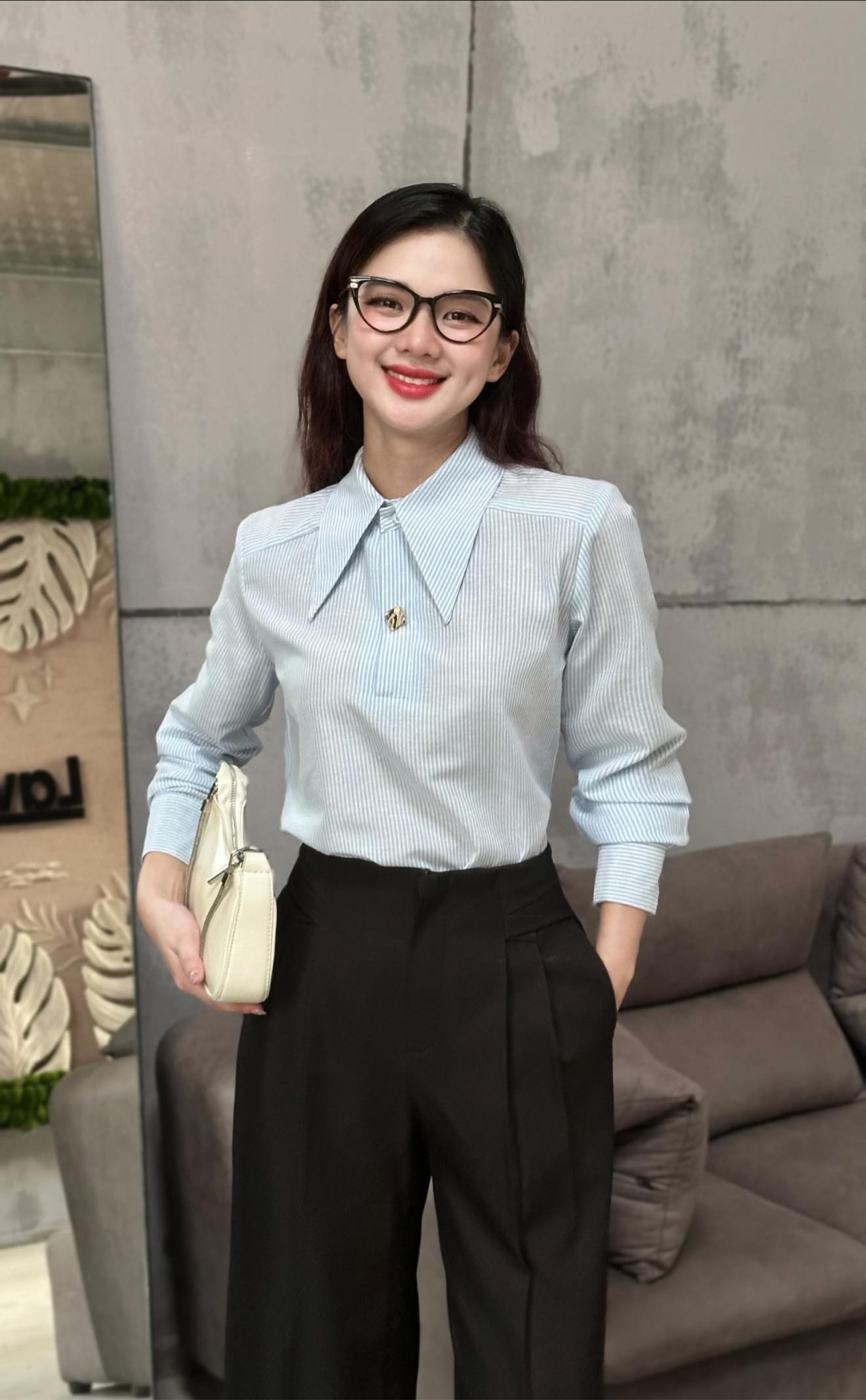 [🆕🇻🇳] RED HOUSE – thương hiệu thời trang thiết kế nữ được thành lập từ năm 2013 với phong cách hiện đại, trẻ trung và thanh lịch 👕 Top1Fashion 👗   THANH LỊCH – TINH TẾ – CHUYÊN NGHIỆP
_SƠ MI CỔ NHỌN XANH + QUẦN TÂY ỐNG RỘNG ĐEN_Set đồ dành riêng cho nàng công sở hiện đại – vừa thanh lịch, vừa cá t , shares-0✔️ , likes-7❤️️ , date-2025-10-07 22:13:48🇻🇳🇻🇳🇻🇳📰🆕