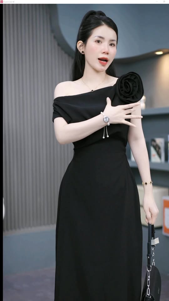 [🆕🇻🇳] THẢO LÊ Boutique 👕 Top1Fashion 👗  Em cứ nghỉ 1m53 như e làm sao mặc đẹp. Ai ngờ mặc lên đẹp ko tưởng, đã vậy che khuyết điểm đỉnh luôn.
S eo68— M eo 72— L eo 76.
Đc cái hàng cao cấp nhưng , shares-0✔️ , likes-418❤️️ , date-2025-10-02 23:29:27🇻🇳🇻🇳🇻🇳📰🆕