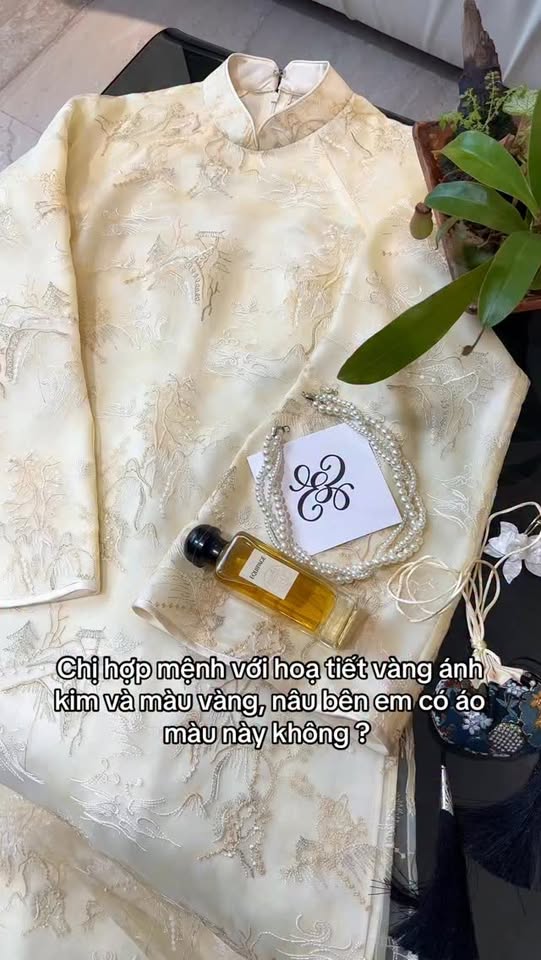 [🆕🇻🇳] EDINI ra đời để sắp xếp lại những giá trị và tôn vinh tinh thần “indie” trong mỗi cô gái hiện đại 👕 Top1Fashion 👗  Chị hợp mệnh với hoạ tiết vàng ánh
kim và màu vàng, nâu bên em có áo
màu này không ? 
#edini #aodaiedini #aodai #aodaivietnam #aodaitruyenthong #aodaicuo , shares-0✔️ , likes-141❤️️ , date-2025-10-01 15:55:17🇻🇳🇻🇳🇻🇳📰🆕