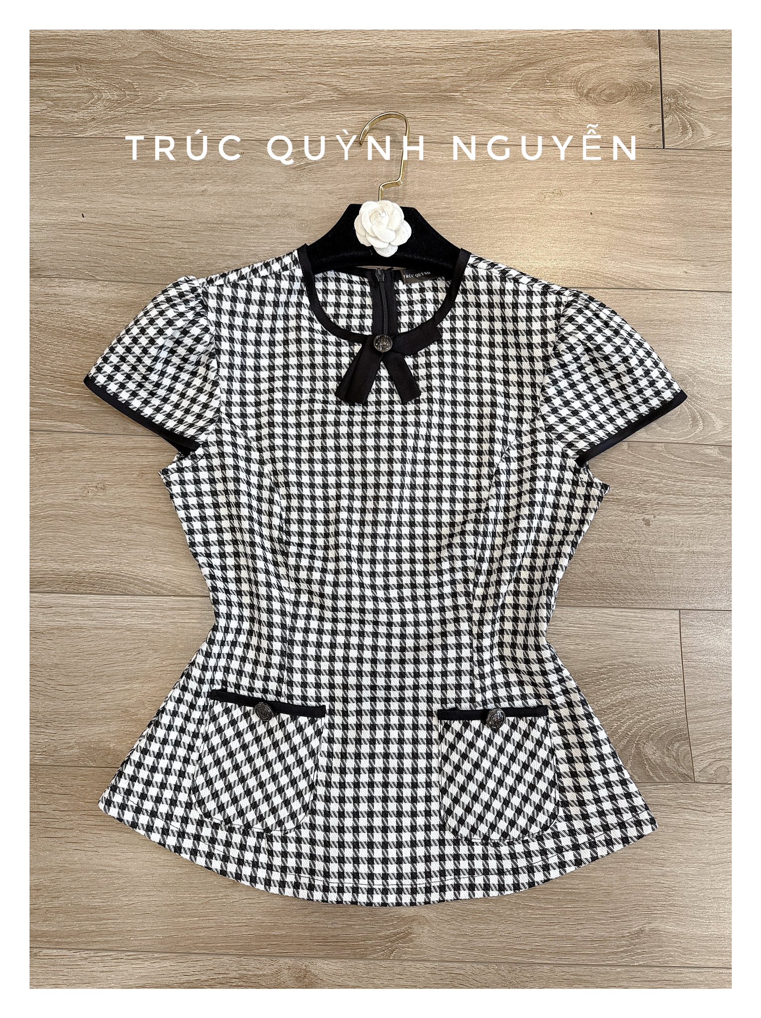 [🆕🇻🇳] Trúc Quỳnh Nguyễn – Hàng thiết kế 👕 Top1Fashion 👗  Chiều theo ý các nàng e về thêm phiên bản cổ tròn không khoét cho các nàng thích kín đáo hơn ạ#TrucQuynhNguyen
#newcollection
, shares-0✔️ , likes-4❤️️ , date-2025-10-04 05:13:34🇻🇳🇻🇳🇻🇳📰🆕