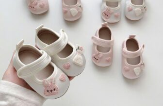 [🆕🇻🇳]  Sulie House – Phụ kiện cho bé  🧑‍🧒❤️️👶⭐️ 𝓜𝓸̛̉ 𝓻𝓪 𝓽𝓱𝓪̂́𝔂 𝓰𝓲𝓪̀𝔂 𝔁𝓲𝓷𝓱 𝓺𝓾𝓪́
𝓝𝓱𝓲̀𝓷 𝓬𝓱𝓪̂𝓷 𝓫𝓮́ 𝓷𝓱𝓸̉ 𝓱𝓸́𝓪 𝓵𝓪̀ 𝓱𝓸𝓪Giày búp bê hóa tiểu thư nhẹ nhàng cho bé:
Giày cực mềm êm chân bé, mix váy nàng thơ x , shares-2✔️ , likes-41❤️️ , date-2025-10-08 05:26:34🇻🇳🇻🇳🇻🇳📰🆕