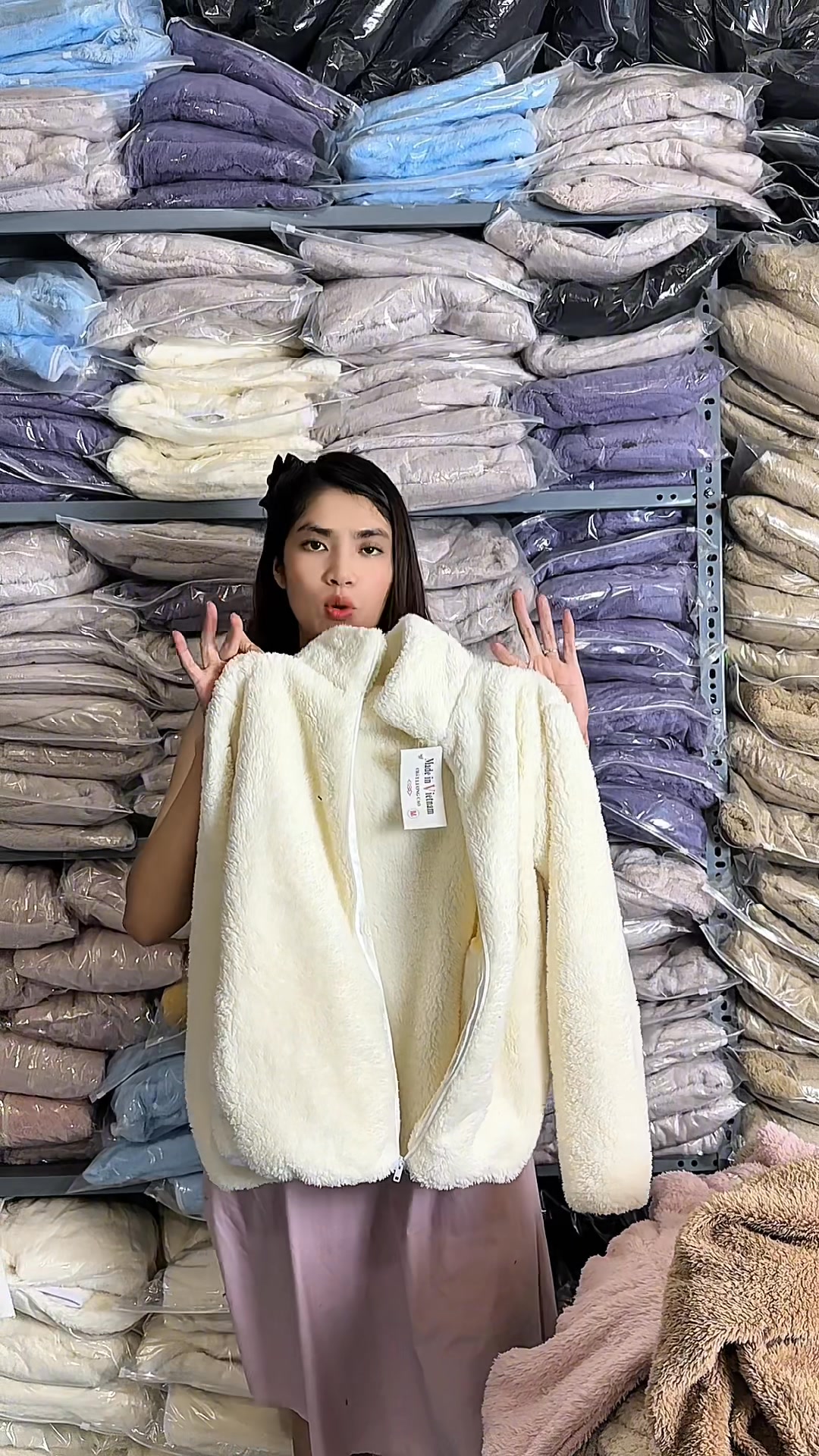 [🆕🇻🇳]  Áo Khoác lông cho bé – Bán buôn bán lẻ các loại quần áo cho trẻ em 🧑‍🧒❤️️👶⭐️ \u00c1o kho\u00e1c l\u00f4ng d\u00e0y d\u1eb7n \u0111\u1ec3 m\u00f9a \u0111\u00f4ng kh\u00f4ng l\u1ea1nh. L\u00f4ng kh\u00f4ng h\u1ec1 r\u1ee5ng d\u00e0y m , shares-1✔️ , likes-6❤️️ , date-2025-10-01 18:48:55🇻🇳🇻🇳🇻🇳📰🆕