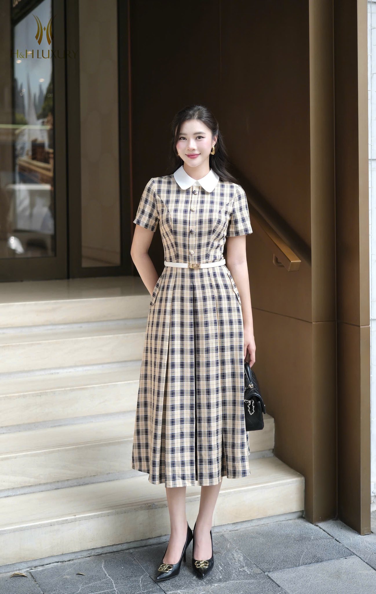 [🆕🇻🇳] H&H Luxury – THỜI TRANG Công Sở 👕 Top1Fashion 👗  THIẾT KẾ MỚI GIÁ SIÊU YÊUUUUUUThiết kế trên chất liệu kẻ tông xanh NAVy cực tôn daTHiết kế dáng xoè form xếp ly hai túi sườn , cổ cách điệu đính cúc b , shares-0✔️ , likes-3❤️️ , date-2025-10-09 05:39:50🇻🇳🇻🇳🇻🇳📰🆕