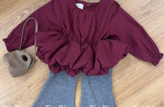 [🆕🇻🇳] TinyWiny – Thiết kế – Thời trang 🧑‍🧒❤️️👶⭐️  Set đồ bé gái sang xinh – ngọt ngào
Áo tay phồng đỏ rượu dáng babydoll bồng nhẹ, tạo form tự nhiên và cực yêu.
Mix cùng quần nhung gân xám ống loe – vừa , shares-0✔️ , likes-1❤️️ , date-2025-10-09 18:18:48🇻🇳🇻🇳🇻🇳📰🆕