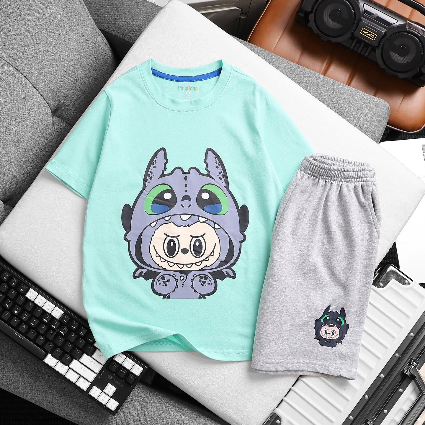 [🆕🇻🇳] Gia Hân – Chuyên Quần Áo Trẻ Em Xuất Khẩu 🧑‍🧒❤️️👶⭐️  Bộ PingBong mới siêu đẹp với hình in bắt mắt
Size : 24 – 55kg
Chất áo cotton xuất dư kết hợp với quần da cá vừa mặc, phom lên chuẩn đẹp
Miễn ship đơn từ 4 , shares-4✔️ , likes-29❤️️ , date-2025-10-13 20:01:37🇻🇳🇻🇳🇻🇳📰🆕