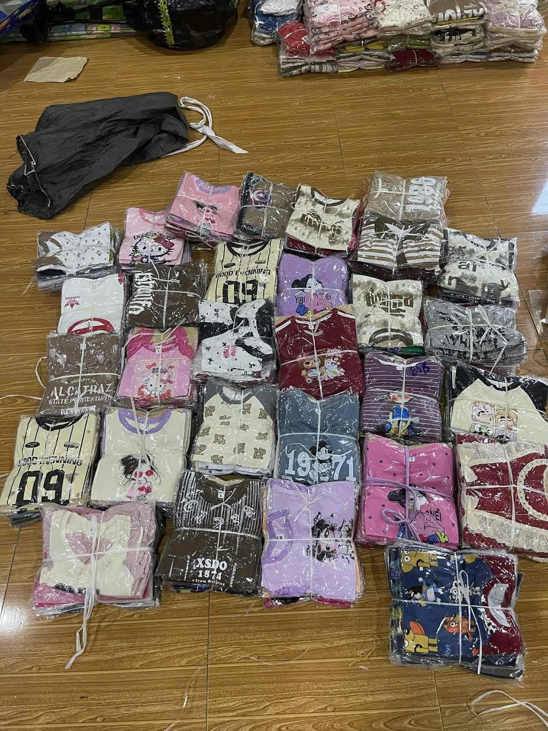 [🆕🇻🇳] Thiều Hoa – THỜI TRANG NỮ I THỜI TRANG TRUNG NIÊN 👕 Top1Fashion 👗   THANH LỊCH VÀ TINH TẾ TRONG TỪNG ĐƯỜNG MAY
⸻⸻
Vải dệt kim ánh nhũ cao cấp – mềm mại, co giãn thoải mái
Gam màu kem sáng – tôn da, dễ phối đồ
Nút ngọc  , shares-0✔️ , likes-7❤️️ , date-2025-10-14 07:52:52🇻🇳🇻🇳🇻🇳📰🆕