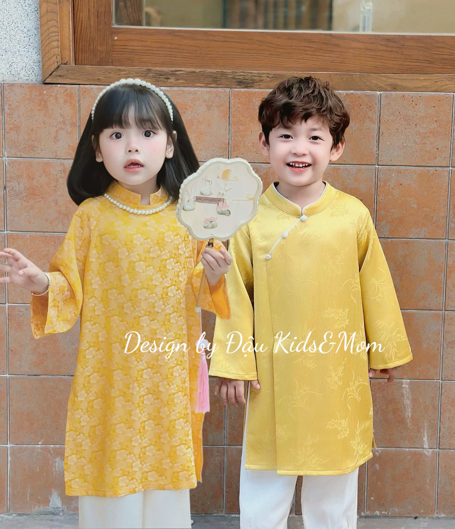 [🆕🇻🇳]  Đậu – Kids & Mom – thời trang thiết kế mẹ và bé 🧑‍🧒❤️️👶⭐️ Áo dài 𝑪𝒖́𝒄Chất liệu: Lụa gấm cao cấpSize bé: 8-35kg
Size mẹ: 40-65kgFROM ĐẬU WITH LOVE
———————————–
Thời trang thiết kế m , shares-12✔️ , likes-136❤️️ , date-2025-10-08 03:56:58🇻🇳🇻🇳🇻🇳📰🆕