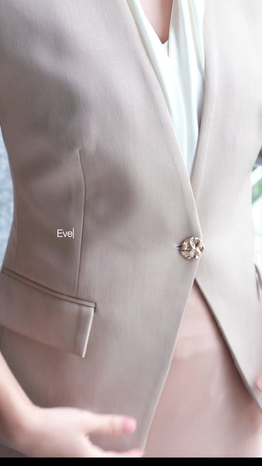 [🆕🇻🇳] Walenty Thương hiệu Quần Áo Nữ 👕 Top1Fashion 👗  Refined Charm Collarless Blazer kết hợp cùng Soie Skirt – bộ đôi hoàn hảo giữa nét chuyên nghiệp tinh giản và vẻ thanh lịch nữ tính.
Mua ngay tại Walenty!
, shares-0✔️ , likes-5❤️️ , date-2025-10-04 03:01:37🇻🇳🇻🇳🇻🇳📰🆕