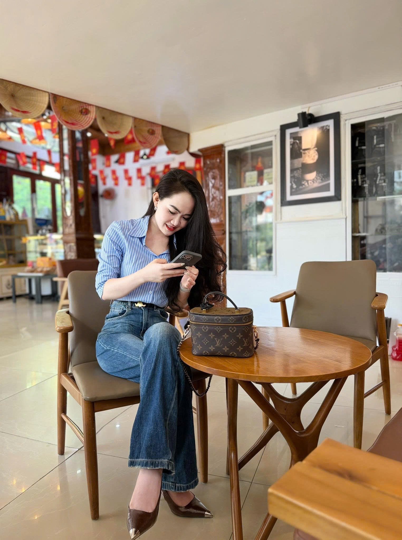 [🆕🇻🇳] HIEN HIEN Store – Cửa hàng quần áo nữ 👕 Top1Fashion 👗  |Feedback|
Áo vừa về khách vừa nhận có ngay feedback của khách luôn ạ. Không ai nhanh và uy tín bằng khách HIENHIEN. Cảm ơn các chị vẫn luôn ủng hộ HIENHIE , shares-1✔️ , likes-14❤️️ , date-2025-10-09 19:23:08🇻🇳🇻🇳🇻🇳📰🆕