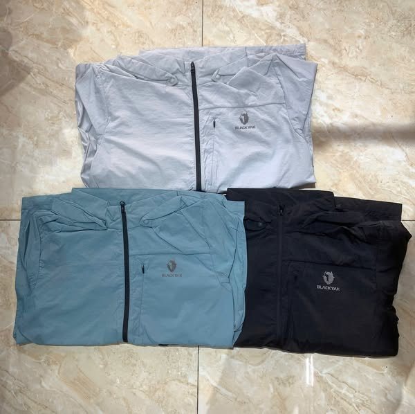 [🆕🇻🇳] NamVnxk – quần áo xuất dư của những thương hiệu nổi tiếng 👕 Top1Fashion 👗  Áo gió 1 lớp BLACK YAK dành cho nam giới
– Chất liệu gió dãn nhẹ ; chống gió tốt và chống tia UV
– Thiết kế : mũ dời ; 3 túi có khoá kéo ; băng nhám ở tay  , shares-0✔️ , likes-0❤️️ , date-2025-10-09 03:38:40🇻🇳🇻🇳🇻🇳📰🆕