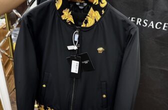 [🆕🇻🇳] CB Boutique – 381Lê Duẩn – Cửa hàng quần áo nam 👕 Top1Fashion 👗  Bomber 𝐕𝐄𝐑𝐒𝐀𝐂𝐄 – Hoạ tiết hoa văn hãng không thể thiếu, đẹp từ trong ra ngoài. Bo dày dặn xịn sò, tag mác đầy đủ chuẩn auth. Bản 3 lớp trần bông cực ngon.  , shares-2✔️ , likes-2❤️️ , date-2025-10-09 21:41:01🇻🇳🇻🇳🇻🇳📰🆕