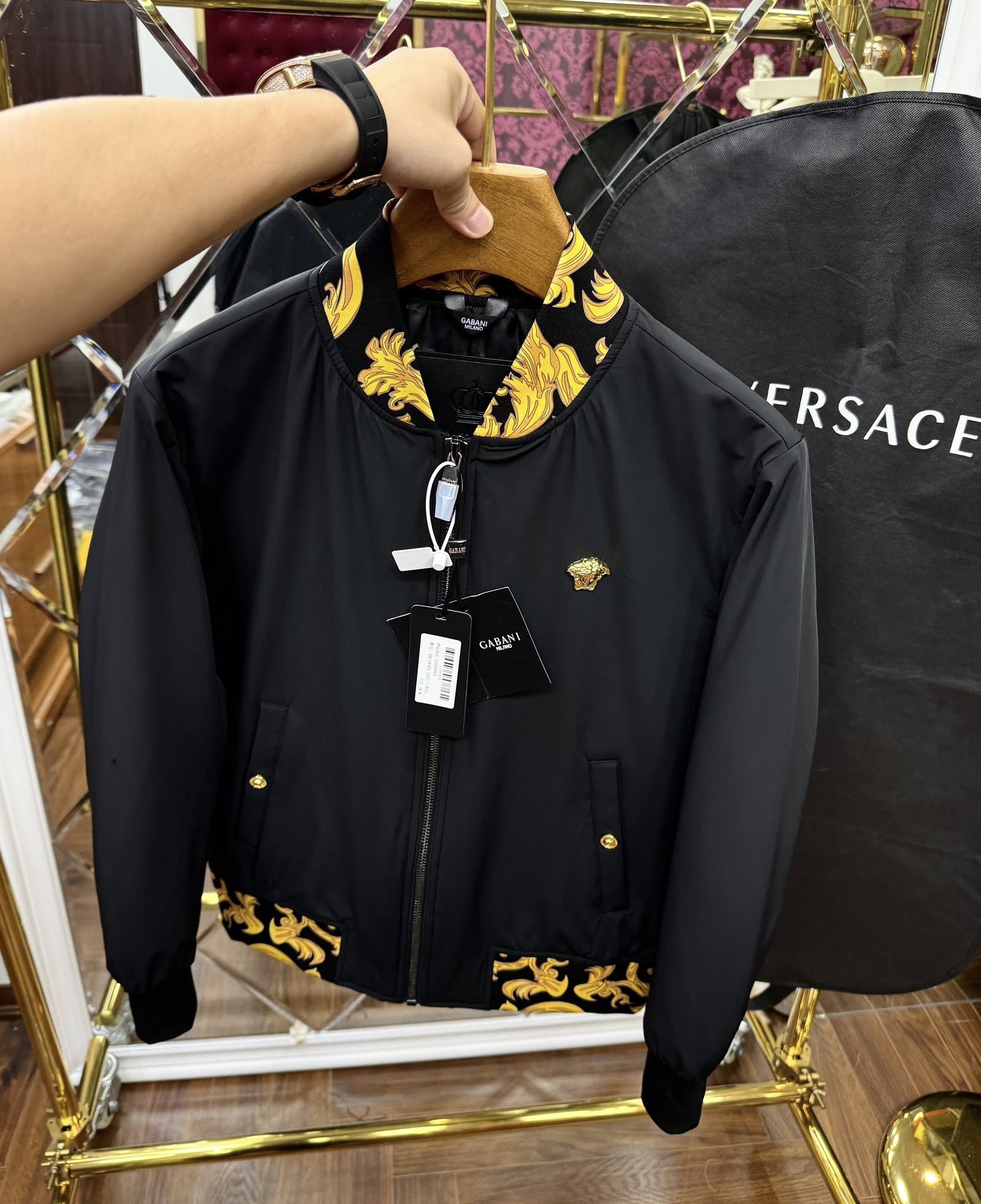 [🆕🇻🇳] CB Boutique – 381Lê Duẩn – Cửa hàng quần áo nam 👕 Top1Fashion 👗  Bomber 𝐕𝐄𝐑𝐒𝐀𝐂𝐄 – Hoạ tiết hoa văn hãng không thể thiếu, đẹp từ trong ra ngoài. Bo dày dặn xịn sò, tag mác đầy đủ chuẩn auth. Bản 3 lớp trần bông cực ngon.  , shares-2✔️ , likes-2❤️️ , date-2025-10-09 21:41:01🇻🇳🇻🇳🇻🇳📰🆕