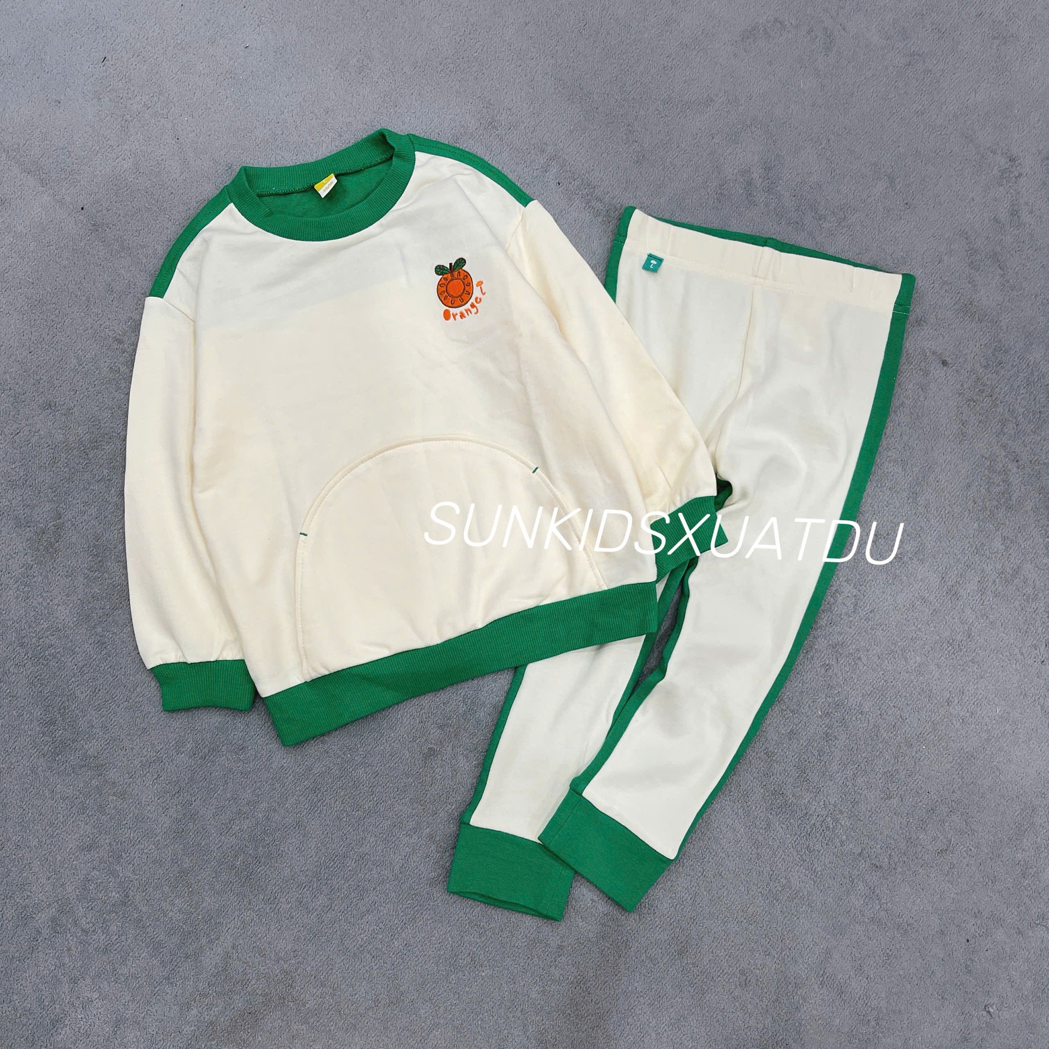 [🆕🇻🇳] Sunkids chuyên hàng Made in Cambodia, Made in Việt Nam. Hàng tqxk nội địa cao cấp, hàng thiết kế 🧑‍🧒❤️️👶⭐️ SALE: #149k
Bộ nỉ Moimojn kem viền xanh xinh xỉu, chất nỉ bông mềm co giãn tốt, bé mặc ấm mà hoạt động rất thoải mái ạ.
Sz: 100(13-14y) 110(16-18kg) 120(18 , shares-0✔️ , likes-6❤️️ , date-2025-10-07 22:45:34🇻🇳🇻🇳🇻🇳📰🆕