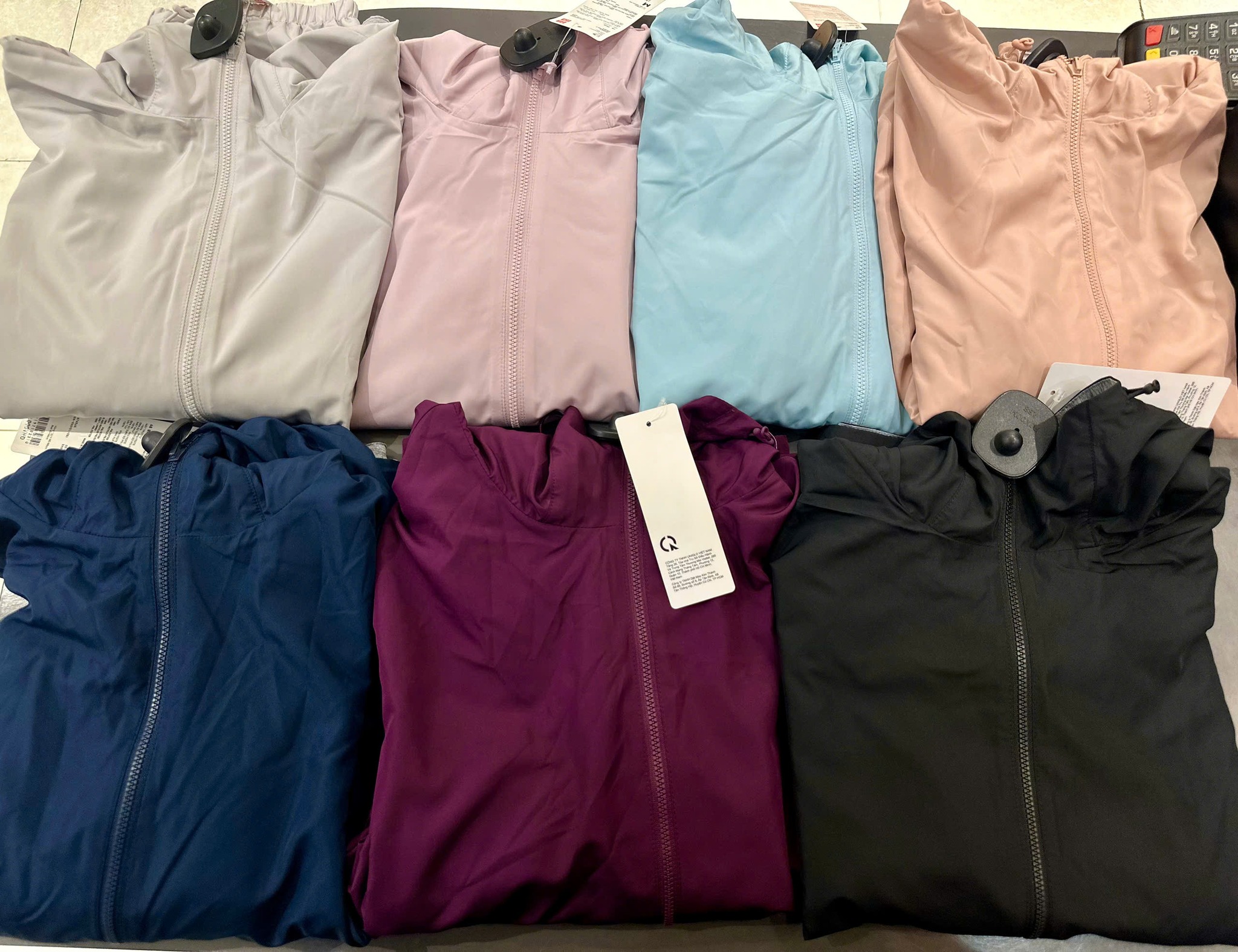 [🆕🇻🇳] Hàng Nhật Ngọc Diệp  👕 Top1Fashion 👗  Mua 1 được 2 luôn ah!
1 chiếc áo mặc được 2 mặt – 2 kiểu luôn ah!
1 mặt gió, 1 mặt nỉ, dễ dàng thay đổi phong cách với chiếc áo này!
Vợt ngay khi còn hàng , shares-0✔️ , likes-3❤️️ , date-2025-10-14 22:44:09🇻🇳🇻🇳🇻🇳📰🆕