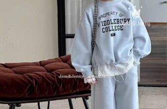 [🆕🇻🇳] Kiddie Kiddo – Thời trang trẻ em cao cấp 🧑‍🧒❤️️👶⭐️  Set đồ bé gái Jam & Jenny – Năng động mà vẫn dịu dàngThiết kế nguyên set gồm áo sweatshirt phối ren nhẹ nhàng cùng quần ống suông rộng rãi, mang đến p , shares-1✔️ , likes-7❤️️ , date-2025-10-08 18:52:16🇻🇳🇻🇳🇻🇳📰🆕