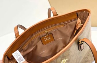 [🆕🇻🇳] XXS Fashion – Quần Áo VNXK – Cửa Hàng Quần Áo Phụ Kiện Xách Tay (Đồng Hồ Xxs fashion)  👕 Top1Fashion 👗  Màu mới đẹp quá ạ .
COACCH  Tote Bag In Signature Canvas – Code CCQ28
Full tag, code xịn A-Z
Form công sở dáng vừa
Chất da phối canvas dày dặn – cầm c , shares-5✔️ , likes-61❤️️ , date-2025-10-13 18:15:55🇻🇳🇻🇳🇻🇳📰🆕