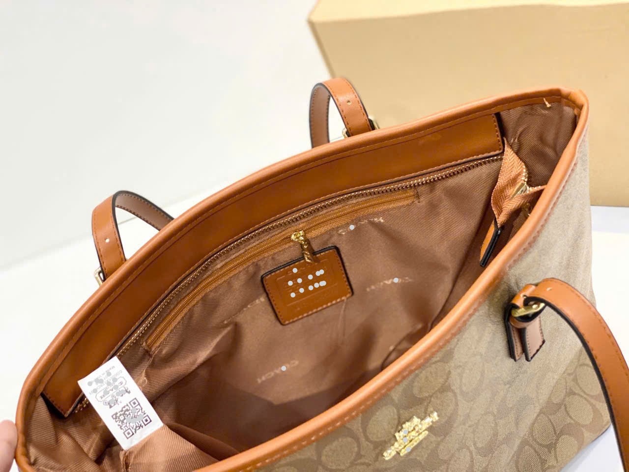 [🆕🇻🇳] XXS Fashion – Quần Áo VNXK – Cửa Hàng Quần Áo Phụ Kiện Xách Tay (Đồng Hồ Xxs fashion)  👕 Top1Fashion 👗  Màu mới đẹp quá ạ .
COACCH  Tote Bag In Signature Canvas – Code CCQ28
Full tag, code xịn A-Z
Form công sở dáng vừa
Chất da phối canvas dày dặn – cầm c , shares-5✔️ , likes-61❤️️ , date-2025-10-13 18:15:55🇻🇳🇻🇳🇻🇳📰🆕