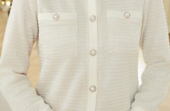 [🆕🇻🇳] Thiều Hoa – THỜI TRANG NỮ I THỜI TRANG TRUNG NIÊN 👕 Top1Fashion 👗   THANH LỊCH VÀ TINH TẾ TRONG TỪNG ĐƯỜNG MAY
⸻⸻
Vải dệt kim ánh nhũ cao cấp – mềm mại, co giãn thoải mái
Gam màu kem sáng – tôn da, dễ phối đồ
Nút ngọc  , shares-0✔️ , likes-7❤️️ , date-2025-10-14 07:52:52🇻🇳🇻🇳🇻🇳📰🆕