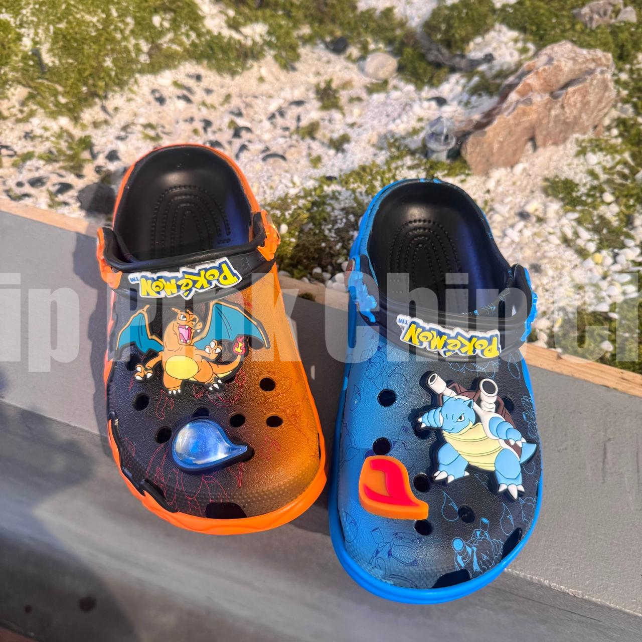 [🆕🇻🇳]  Chip Chip Pink-Chuyên sỉ và lẻ các loại “cờ rốc” và Jibbitz/ Sticker! 🧑‍🧒❤️️👶⭐️ 𝑆𝑢̣𝑐 𝑖𝑛 ℎ𝑖̀𝑛ℎ 𝑃𝑜𝑘𝑒𝑚𝑜𝑛 đ𝑒̀𝑛Eooo, cái thiết kế ngầu đét luôn ạ, mỗi 1 bên chân là 1 tác phẩm bảo sao ko iu cho được, 1 bên vân vàng tượng trưng cho hỏa, 1 , shares-0✔️ , likes-1❤️️ , date-2025-10-13 20:34:45🇻🇳🇻🇳🇻🇳📰🆕