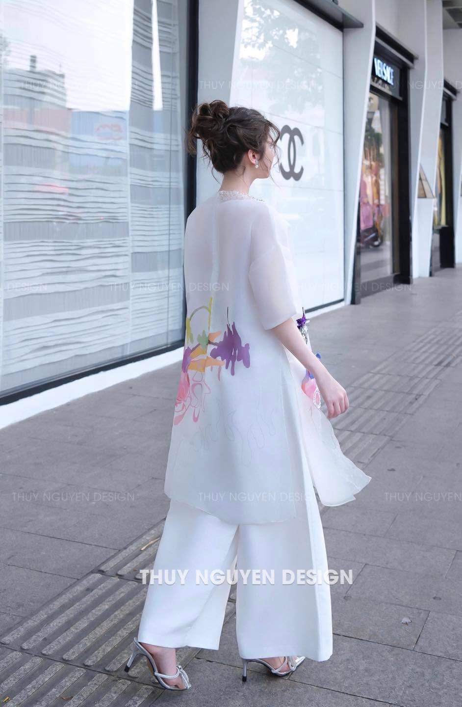 [🆕🇻🇳] Thuỷ Nguyễn –  Thiết kế & Thời trang 👕 Top1Fashion 👗   THANH LỊCH – TINH TẾ – SANG TRỌNGÁo dài cách tân hiện đại  trắng tinh khôi, đính kết thủ công tinh xảo.-Chất liệu cao cấp bay nhẹ theo từng bước đ , shares-0✔️ , likes-61❤️️ , date-2025-10-09 01:16:19🇻🇳🇻🇳🇻🇳📰🆕