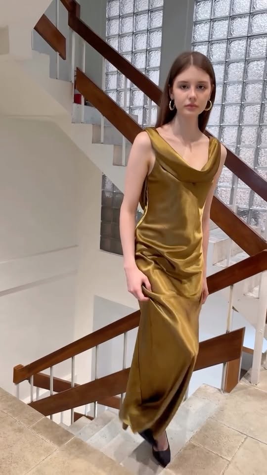 [🆕🇻🇳] COCO SIN SHIPPING WORLDWIDE 👕 Top1Fashion 👗  The Cassia Cowl Back Maxi Dress moves like second skin: soft, fluid, and endlessly flattering. It’s made for the woman who wants comfort without compromisi , shares-0✔️ , likes-4❤️️ , date-2025-10-24 03:00:09🇻🇳🇻🇳🇻🇳📰🆕