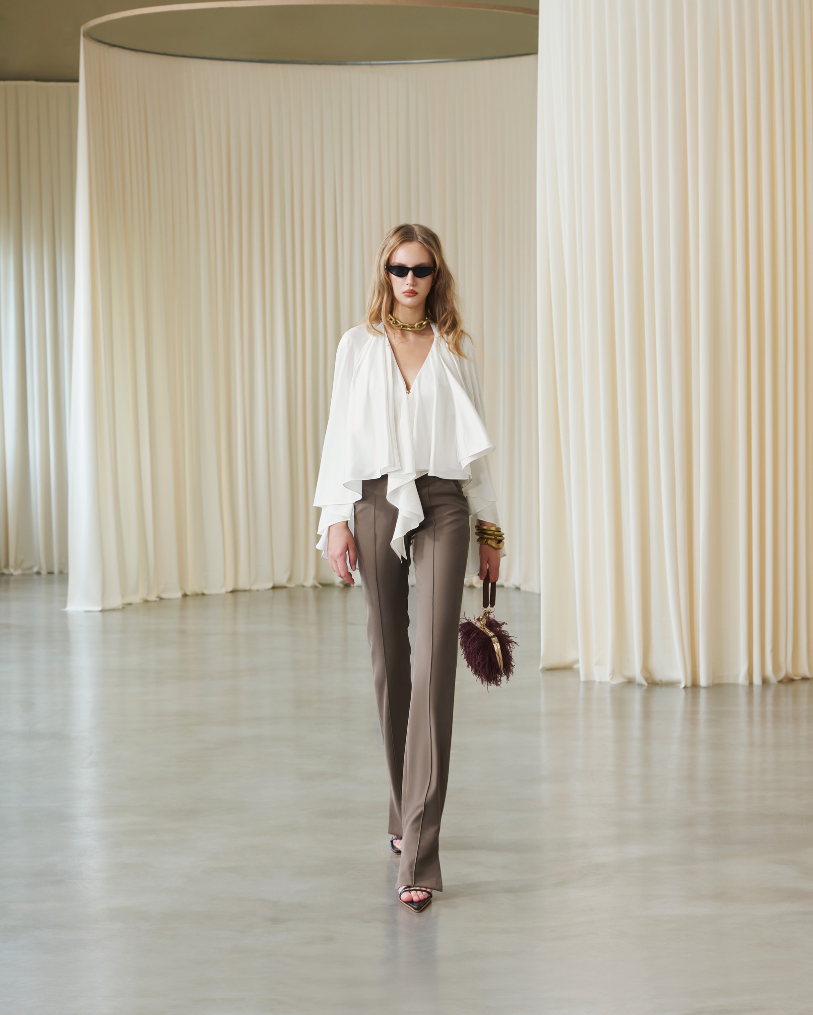 [🆕🇻🇳] 82SHOES.com – Cửa hàng giày dép 👕 Top1Fashion 👗  Nắng thì vẫn nắng
Nhưng da vẫn trắng, vẫn mát vì có áo chống nắng vải xịn
Mặc nhẹ như không, ngầu như fashionista
Anh em chưa có là thiệt liền đó nha
, shares-0✔️ , likes-0❤️️ , date-2025-10-26 16:00:00🇻🇳🇻🇳🇻🇳📰🆕